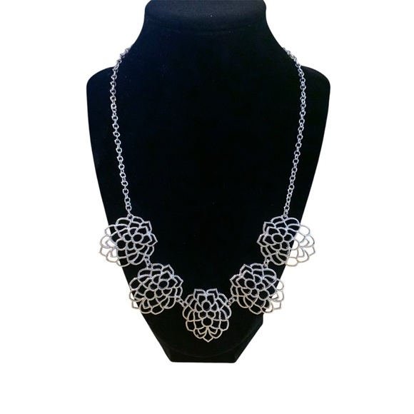 Avon Monarch Petals collar necklace Silvertone NIB 2016 - Picture 1 of 6